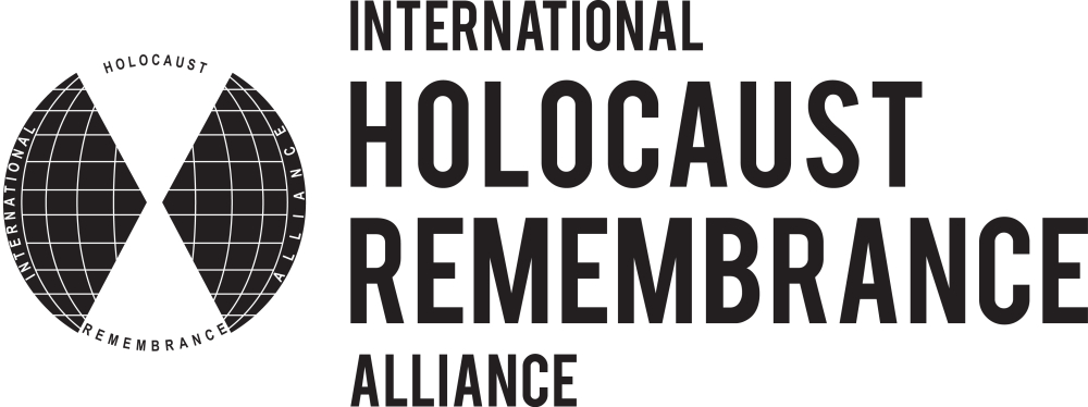 Schwarz-wei&szlig;e Grafik mit einem stilisierten Globus, daneben der Text 'INTERNATIONAL HOLOCAUST REMEMBRANCE ALLIANCE' in Gro&szlig;buchstaben.
